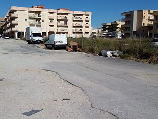 a-trapani-un-terreno-circondato-da-incuria-e-incivilta