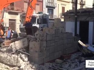 video-la-demolizione-dello-storico-chiosco-gelati-diadema-in-piazza-regina