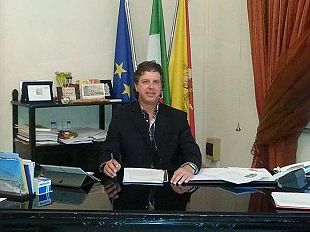 campobello-il-sindaco-castiglione-esprime-rammarico-per-la-cancellazione-a-causa-di-un-errore-involontario-del-murales-di-piazza-favoroso-a-tre-fontane