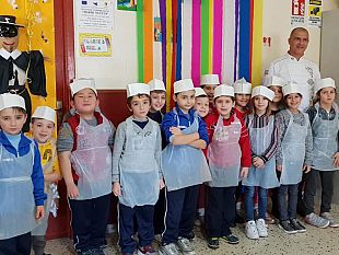 la-pizza-protagonista-a-scuola-con-il-progetto-mani-in-pasta-dellistituto-mario-nuccio-con-lesperto-maurizio-casano