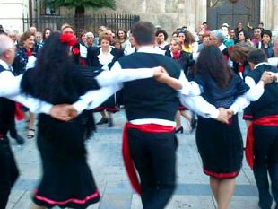 i-calandra-e-calandra-cercano-gruppi-folk-coppie-di-ballerini-gruppi-di-ballo-gruppi-carnevaleschi