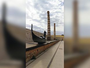 trapani-divina-tenebra-di-marco-papa-al-san-rocco-un-enorme-installazione-di-carta-introduce-al-cammino-dentro-di-se