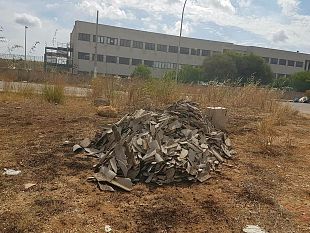 mazara-dopo-nostra-segnalazione-il-comune-fa-prelevare-eternit-abbandonato-antistante-l-istituto-commerciale