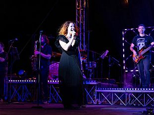 la-splendida-voce-di-noemi-conquista-tre-fontane