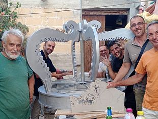 una-corona-in-legno-posizionata-ai-quattro-canti-in-onore-di-maria-santissima-del-soccorso-patrona-di-castellammare