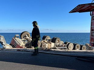 pizzolungo-incidente-al-nono-km-tir-si-ribalta-sulla-scogliera