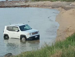 fuori-programma-a-petrosino-jeep-finisce-in-mare-per-un-freno-a-mano-dimenticato