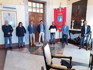 marsala-premiato-dal-sindaco-il-poliziotto-che-la-scorsa-estate-nelle-acque-dello-stagnone-salvo-una-bambina-di-4-anni