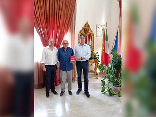 campobello-donato-al-sindaco-castiglione-il-libro-la-ragione-del-mancino