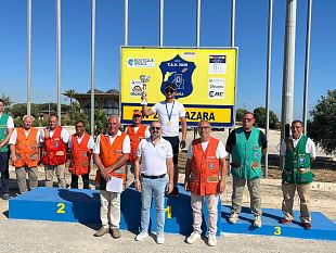 tiro-a-volo-a-mazara-la-coppa-sicilia-piero-costanzo-alza-il-trofeo-dalla-vetta-del-podio