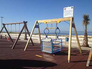mazara-nuovamente-danneggiata-l-altalena-per-disabili-nel-parco-giochi-del-lungomare-san-vito