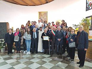 defibrillatore-per-la-comunita-di-terrenove-bambina-consegnato-a-don-tommaso-lombardo