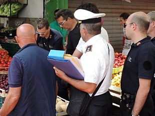 trapani-con-la-merce-occupava-il-marciapiede-sanzionato-fruttivendolo