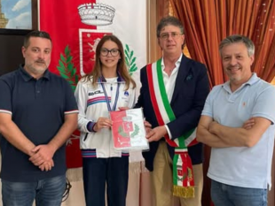 il-sindaco-castiglione-incontra-la-campobellese-federica-moceri-medaglia-doro-ai-campionati-eccellenza-di-nuoto