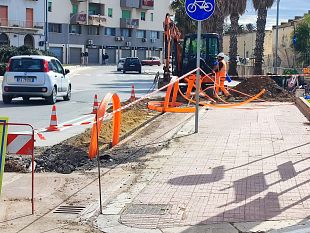 marsala-piazza-piemonte-e-lombardo-i-vigili-urbani-intimano-blocco-dei-lavori-non-autorizzati-per-la-posa-della-fibra