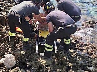 favignana-soccorsa-una-donna-incastrata-tra-gli-scogli-di-cala-rossa