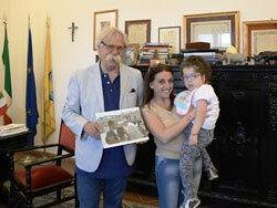 mazara-nell-ufficio-del-sindaco-la-foto-che-ritrae-la-piccola-silvia-tumbarello-con-papa-francesco