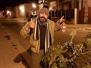 video-realizza-il-tuo-albero-di-natale-di-strada-in-attesa-che-il-comune-di-mazara-inizi-la-discerbatura