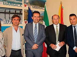 massimo-grillo-e-il-console-di-singapore-nicolo-marzotto-in-giro-per-la-citta-e-in-visita-al-comune