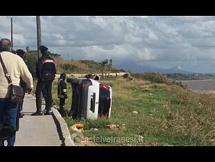 castelvetrano-auto-delle-poste-si-ribalta-a-marinella-ferito-lautista