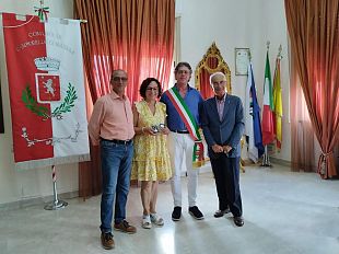 campobello-consegnata-al-musicista-roberto-federico-una-vetrofania-del-xviii-concorso-nazionale-tricolore-vivo