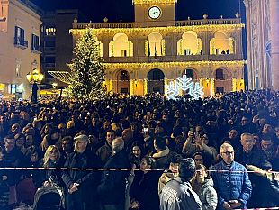 la-magia-del-natale-accende-marsala-folla-record-per-lalbero-in-piazza