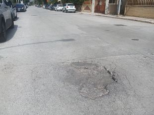 trapani-profonda-buca-in-via-alessandro-de-santis
