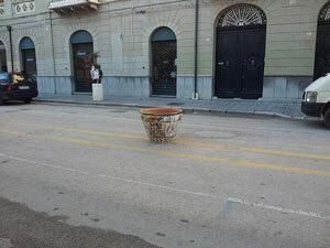 l-amministrazione-noleggia-30-000-euro-luminarie-natalizie-ancora-non-montate-in-corso-umberto-i-compaiono-vasi-in-ceramica