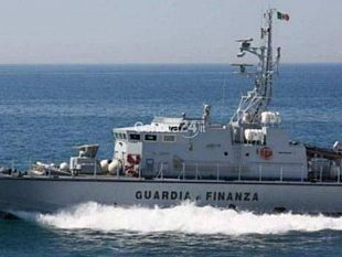 immigrazione-clandestina-arrestati-due-scafisti-tunisini-e-sequestrato-peschereccio-per-sbarco-di-22-migranti-sullisola-di-pantelleria