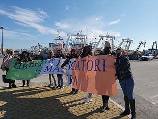 video-il-settore-della-pesca-mazarese-poco-vicino-ai-familiari-dei-pescatori-sequestrati-a-bengasi