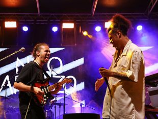 mazara/mezzo-festival-un-inizio-travolgente-tra-grande-musica-e-sorprese-sul-palco