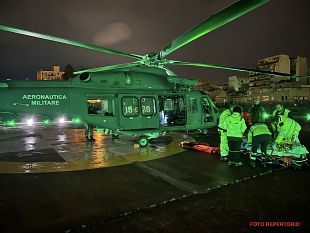 elicottero-del-15-stormo-dellaeronautico-militare-soccorre-una-bambina-sullisola-di-linosa
