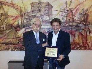mazara-l-atleta-pino-pomilia-premiato-al-comune-dal-sindaco