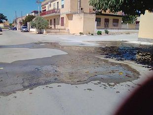 marinella-di-selinunte-da-agosto-nel-villaggio-catalano-una-copiosa-perdita-dacqua-mai-riparata