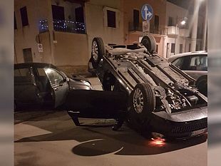 scontro-tra-due-auto-una-si-ribalta