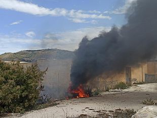 trapani-incendio-alla-litoranea-rifiuti-abbandonati-dati-alle-fiamme