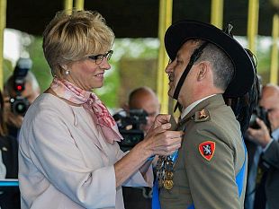 trapani-il-comandante-del-6-reggimento-bersaglieri-insignito-della-croce-dargento-al-merito-dellesercito