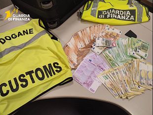 controlli-aeroportuali-scoperti-525-mila-euro-nascosti-tra-bagagli-e-vestiti-a-punta-raisi