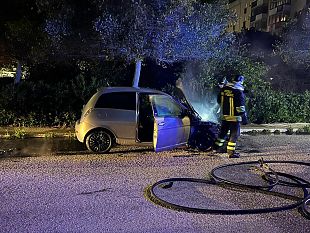trapani-auto-avvolta-dalle-fiamme-in-via-ninni-cassara