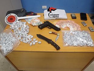 scoperto-con-300-dosi-di-hashish-un-pugnale-ed-una-pistola-ad-aria-compressa-arrestato-22enne-ericino