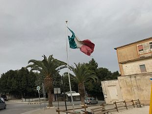 la-bandiera-strappata-ed-umiliata-le-attivita-che-chiudono-il-paradigma-di-una-citta-allo-stremo