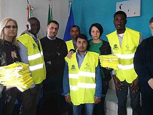 petrosino-consegna-di-corpetti-con-bande-catarifrangenti-ai-migranti-delle-comunita