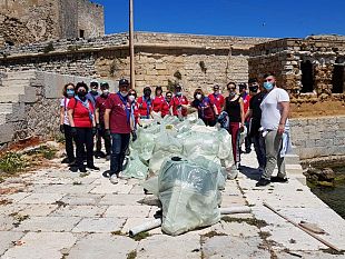 trapani-volontari-e-studenti-ripuliscono-litorale-in-zona-lega-navale