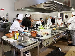 badia-grande-gli-immigrati-insegnano-la-preparazione-di-piatti-etnici-agli-studenti-dellalberghiero-di-erice