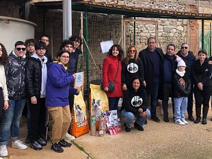 trapani-interact-club-dona-cibo-e-attrezzi-per-la-cura-degli-animali