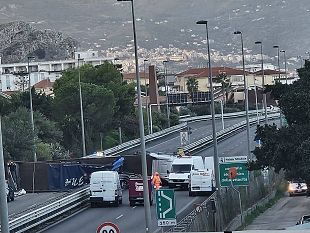 un-tir-si-ribalta-sullautostrada-palermo-mazara-del-vallo-grave-lautista-e-traffico-in-tilt-per-ore