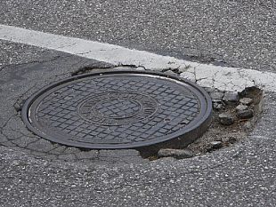 salemi-inciampa-su-un-tombino-e-riporta-diversi-traumi-donna-risarcita