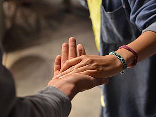 un-vero-amico-non-ti-chiede-ti-ascolta-e-ti-offre-la-sua-spalla