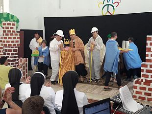 il-teatro-per-esprimere-la-propria-unicita-i-disabili-mentali-del-centro-d-amoroso-mettono-in-scena-il-re-tuono