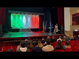 l-amministrazione-consegna-la-costituzione-italiana-ai-neo-diciottenni
